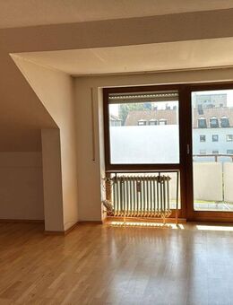 Charmante 2-Zi.-DG-Wohnung mit Süd-Balkon in ruhiger Wohnlage mit EBK, TG-Stellpl. - Waldkraiburg