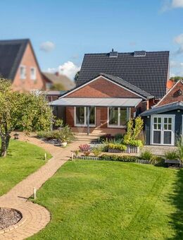 Gartenidyll trifft Wohnkomfort - modernisiertes Einfamilienhaus mit Kamin in Weener-Möhlenwarf - Weener