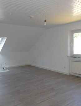 Modernisierte 2-Zimmer-Dachgeschosswohnung mit Ausblick ins Grüne in Freiberg-Geisingen! - Freiberg (Neckar)