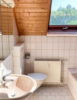 Sofort bezugsbereit: 3-Zimmer Wohnung mit Balkon und 2 Stellplätzen - Straubenhardt
