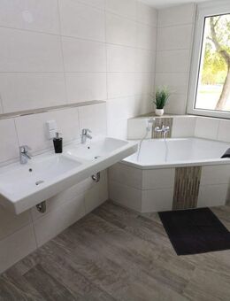 XXL Hoch drei...Etagen-Wohnung mit Wanne, Dusche, Gäste-WC u. 2 Balkonen!!!! - Freiberg