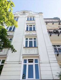 Licht. Luft. Altbauflair. Zwei-Zimmer-Wohnung mit Balkon ins Grüne - Hamburg