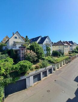 Gemütliche 2 Zimmer DG-Wohnung in ruhigem 3 Familien Haus - Stuttgart