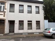 Sanierungsbedürftiges Ein/Zweifamilienhaus im Zentrum von Krefeld - Hüls - Krefeld
