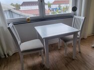Tisch und Stühle - Lübeck