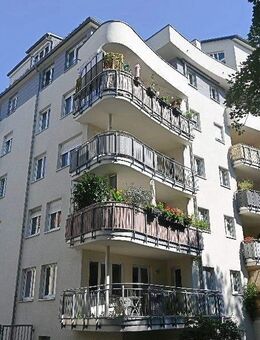 Zentrumsnahe Wohnung mit großem Balkon, Lift und Stellplatz - Leipzig