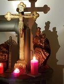 Kapelle Kruzifix 18/19 Jh. Holz geschnitzt bemalt z.T. goldstaffiert 76cm 2 Kerzenleuchter in 90459