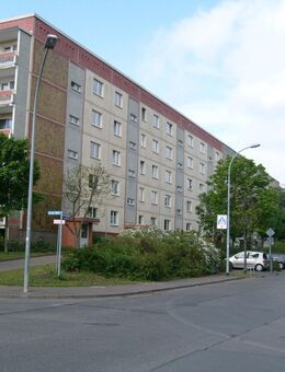 Nette Nachbarn für 3-Zimmer-Wohnung im 4. Obergeschoss mit Balkon und neuem Fußboden gesucht - Neubrandenburg