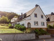 Großes Zweifamilienhaus mit großem Gartengrundstück und Garage - Bullay