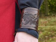 Armschützer aus Leder mit geprägtem Drachenmotiv, Jelling-Stil, Paar, dunkelbraun - Wuppertal