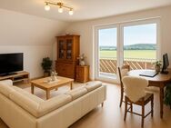 Komfortables Wohnen im Grünen: Helle 3,5-Zimmer-Dachgeschosswohnung mit schönem Balkon - Vierkirchen (Bayern)