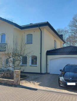 Luxus Stadtvilla mit hohen Decken im Wohnzimmer, Kamin, Erdwärmepumpe und großer Garage ! - Paderborn