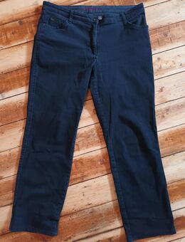 NEU/UNGETRAGEN! Marken Stretch Jeans Gr. 42 K BRAX Carola schwarz + Toni Liv Regular Fit grau - aus dehnbarem Stretchstoff mit Elasthan - Schladen-Werla