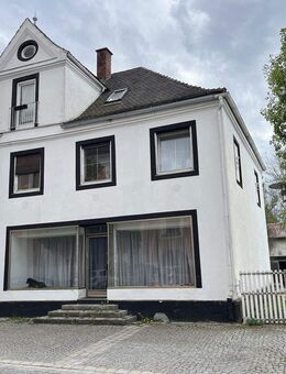 Zentrales Wohn- und Geschäftsgebäude mit Gewerbehalle und PV-Anlage - Gangkofen