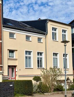 Stadthaus modernisiert in ruhiger Lage in der Landeshauptstadt Schwerin mit 280 m² Wohnfläche, 270 m² Garten und Garage - Schwerin