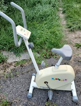 Heintrainer Fitness zu Hause mit Fahrrad fahren - Ehrenkirchen