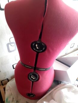 Schneiderpuppe selbst abholer.da Text lesen - Halbemond