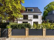 Esprit und Eleganz: Französisch inspirierte Luxus-Villa aus dem Jahr 2023 mit Schwimmhalle und Spa - München