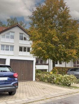 Helle 3-Zimmer-Wohnung mit Balkon, Einbauküche und Garage in ruhiger Lage von Weidach - Weitramsdorf