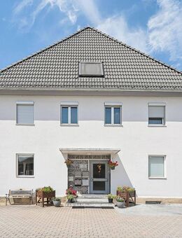 Solides Mehrfamilienhaus mit Gewerbeeinheit und Entwicklungspotenzial in Lichtenau - Lichtenau (Bayern)