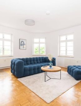 FRISCH RENOVIERT, MÖBLIERT & SOFORT BEZUGSFREI! // Helle 3-Raum-Wohnung mit Loggia & Stellplatz - Leipzig