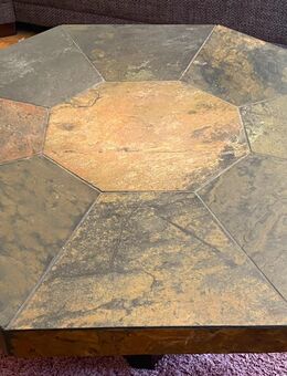 Massiver Couchtisch mit Steinplatte – echtes Unikat - Eime