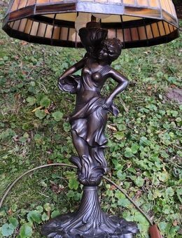Tiffanylampe mit einer Frau in Jugendstiloptik - Glinde