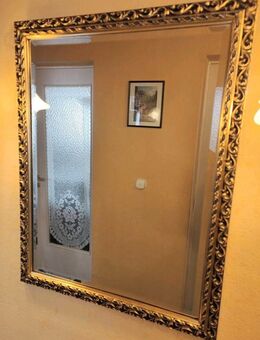 Klassischer, facettierter Spiegel m. stilvollem Rahmen / VB 109 € - Berlin