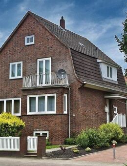 Stadt-Villa mit Altbau-Charme, nah zur City und zum Schlossgarten, mit großem Grundstück und Garage - Cuxhaven