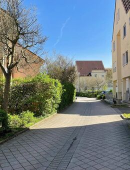 Großzügig geschnittene 3-Raumwohnung mit Dachterrasse und Wannenbad sucht neue Mieter! - Radeberg