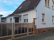 Freistehendes Einfamilienhaus mit Garage, Nebengebäuden und Garten - Bischofsheim