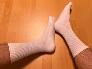 Socken in weiß gut getragen und benutzt - Kaarst