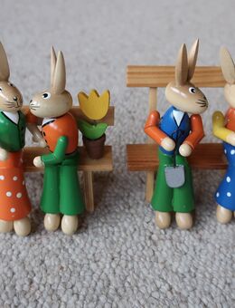2 Oster-Holzfiguren Pärchen sitzend auf Bank bunt multicolor 9 cm - Niddatal