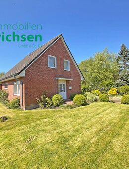 Gepflegtes Wohnhaus mit Garage auf großem Grundstück - Klanxbüll