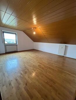 Gemütliche Dachgeschosswohnung in Neunburg vorm Wald zu vermieten - Neunburg (Wald) Zentrum