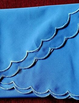 schöne hochwertige Tischdecke in sattem blauen Farbton, oval mit dekorativem Wellensaum - Niederfischbach