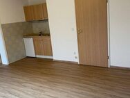 2-Zimmer-Wohnung mit Bad und Küche + 1 Zimmer und Toilette außerhalb der Wohnung - Markt Erlbach