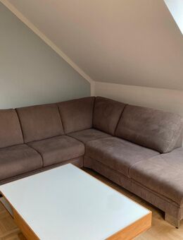 Verkaufe: Hochwertiges Ecksofa in Taupe – Mikrofaser, Chromfüße, mit Liegefläche & Ottomane - Altena