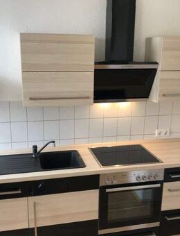 Große 2 Raum Wohnung 1. OG mit hochwertiger Einbauküche, Bad mit Fenster - Halle (Saale)