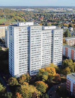 Sofort bezugsfrei: Renovierungsbedürftige 4-Zimmer-ETW mit Stellplatz, Aufzug und Wintergarten - Berlin