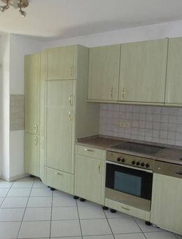 Freundliche 3-Zimmer-Wohnung mit Laminatboden, großem Balkon (Hofseite), Badewanne & Einbauküche - Chemnitz