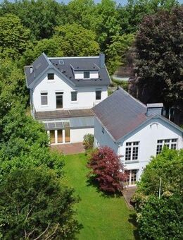 Ideal für Familien, Freiberufler, Gewerbetreibende: Altbauvilla mit Gästehaus auf tollem Grundstück - Hamburg