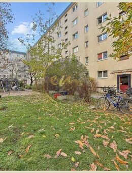 Bezugsfreie und charmante Eigentumswohnung in Friedrichshain: 2,5 Zimmer, Einbauküche und Keller - Berlin