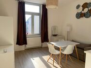 Helle, möblierte kleine 2-Zimmerwohnung mit hohen Decken in sympathischem Altbau. - Frankfurt (Main)