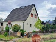 Teilmodernisiertes Einfamilienhaus mit überdachter Terrasse, Nebengelass, Garage + großem Grundstück - Wettin-Löbejün Lettewitz