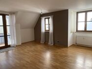 Geschmackvolle und geräumige Maisonette-Wohnung mit vier Zimmern sowie Balkon und EBK in Augsburg - Augsburg