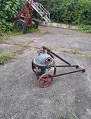 Alte Metall güllepumpe, als deko in 06484