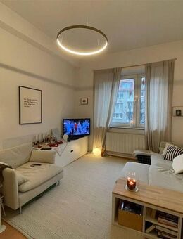 Altbaucharme! Charmante 2-Zi-Whg mit Wohnküche & Balkon - Düsseldorf