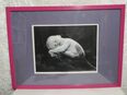 Anne Geddes Poster im Rahmen schlafendes Baby auf Hand in 63322