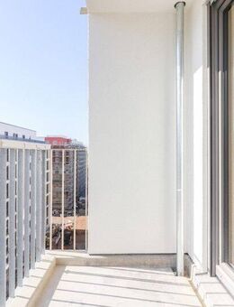 Stilvoll wohnen: Lichtdurchflutete Wohnung mit moderner Küche, Loggia und Tiefgaragenstellplatz - Frankfurt (Main)